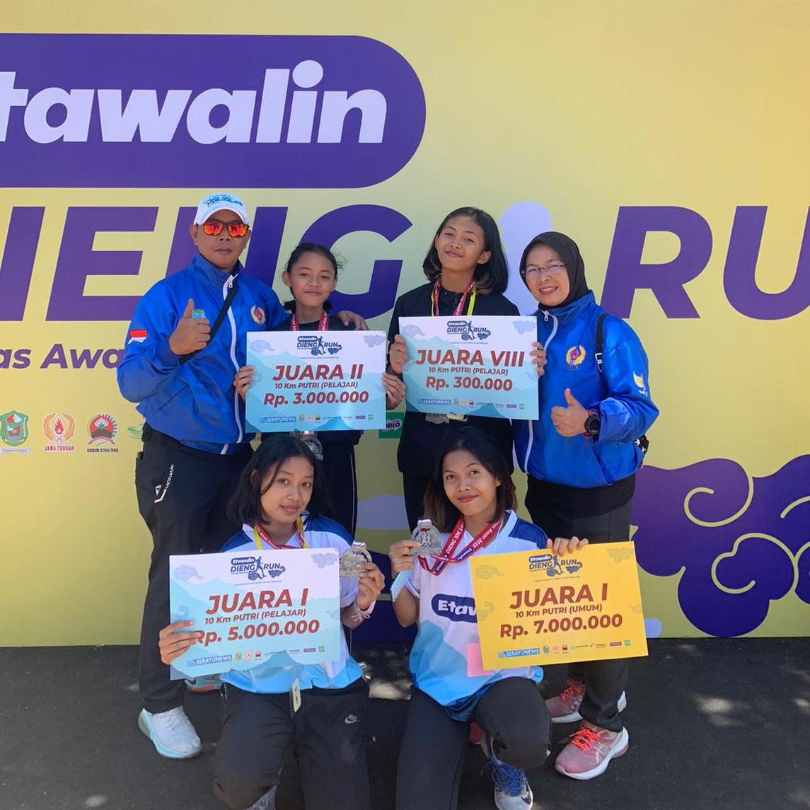 Dua Orang Putri Prajurit Makutarama Raih Juara di Etawalin Dieng Run 2023